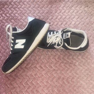New Balance 420, retro athletic women’s shoes. Women’s size 9. Black and white.